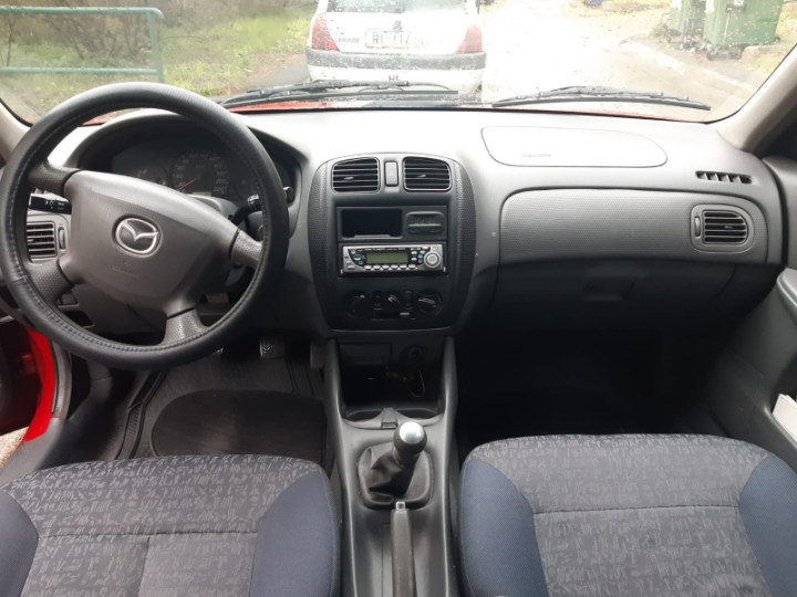 Mazda 323, 1.3i, 2000. g., 1. vlasnica