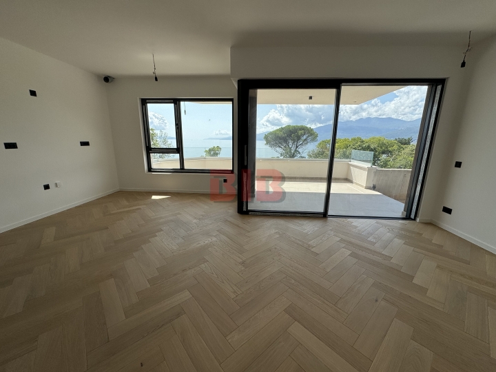 Bivio, lusuzan stan u urbanoj vili, garaža, vrt, lift