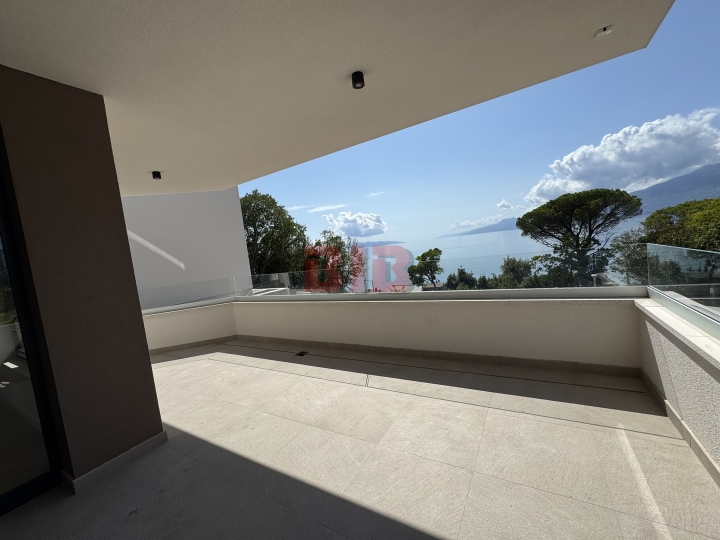 Bivio, lusuzan stan u urbanoj vili, garaža, vrt, lift