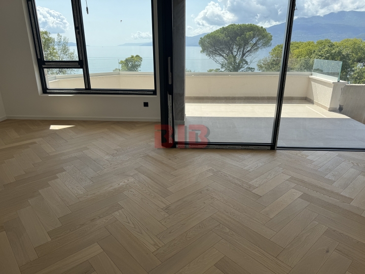 Bivio, lusuzan stan u urbanoj vili, garaža, vrt, lift