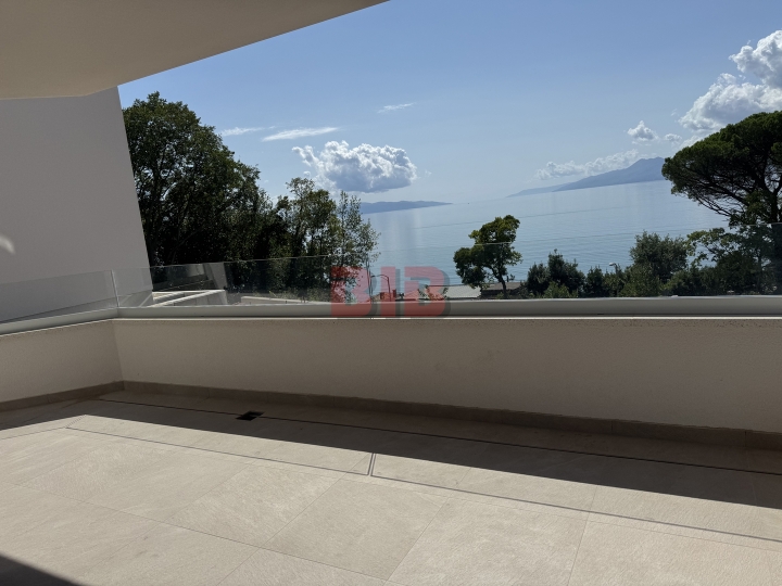 Bivio, lusuzan stan u urbanoj vili, garaža, vrt, lift