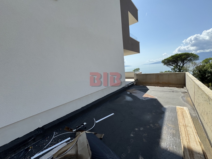 Bivio, lusuzan stan u urbanoj vili, garaža, vrt, lift