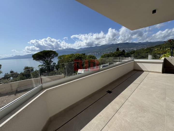 Bivio, lusuzan stan u urbanoj vili, garaža, vrt, lift