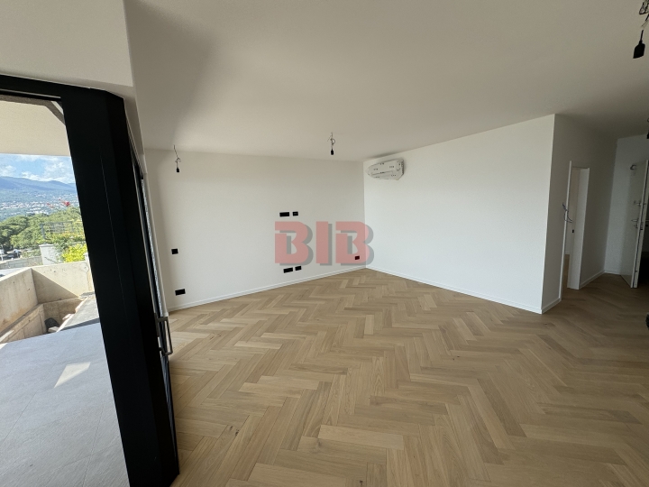 Bivio, lusuzan stan u urbanoj vili, garaža, vrt, lift