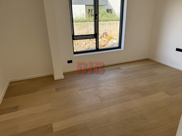 Bivio, lusuzan stan u urbanoj vili, garaža, vrt, lift