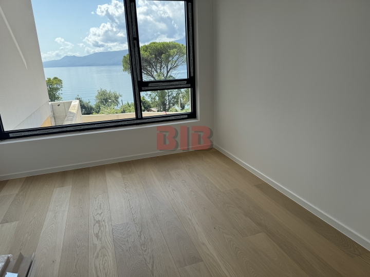 Bivio, lusuzan stan u urbanoj vili, garaža, vrt, lift