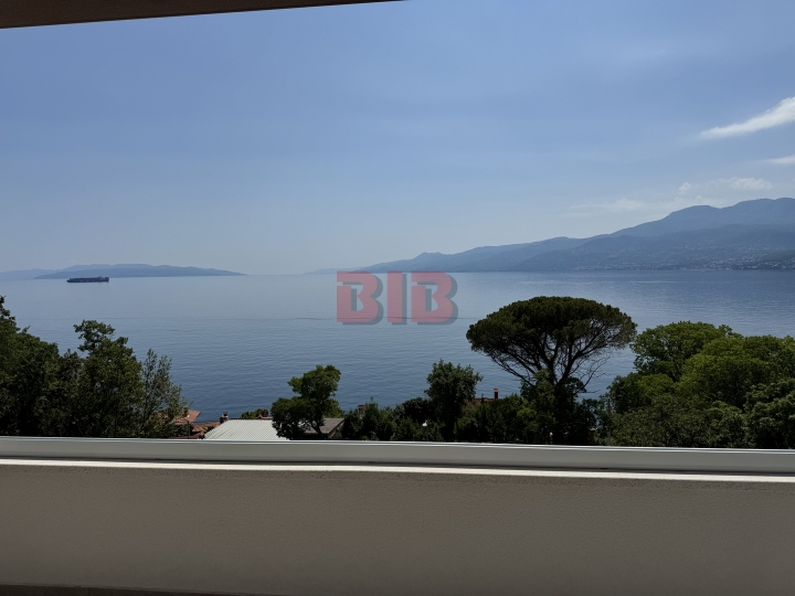 Bivio, lusuzan stan u urbanoj vili, garaža, vrt, lift