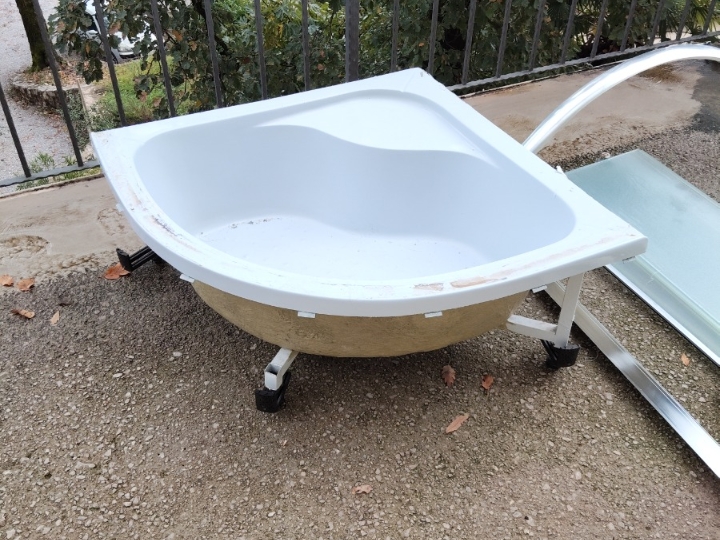 Tušu kada i kabina 80 polukružna