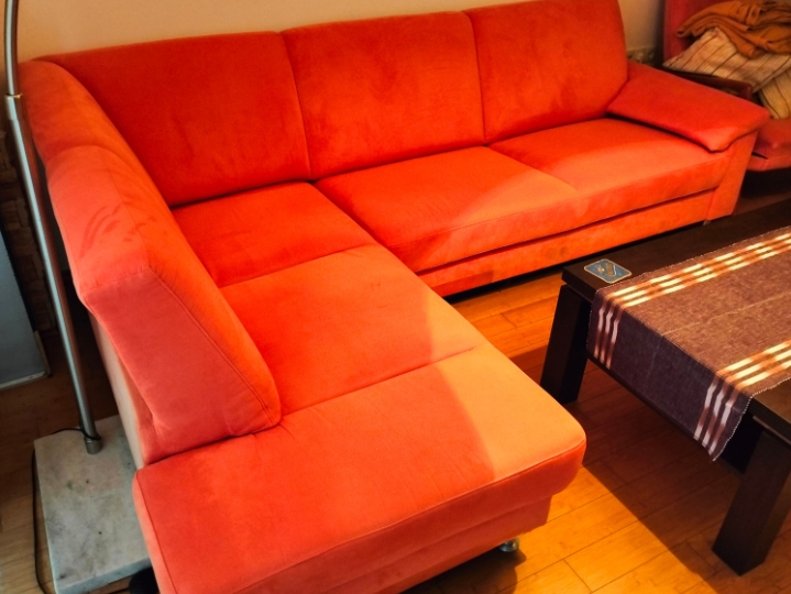 Poklanjam kutnu garnituru