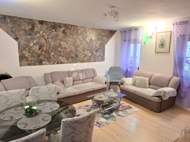 Buje - renovirana kamena kuća u starogradskoj jezgri 4S+DB