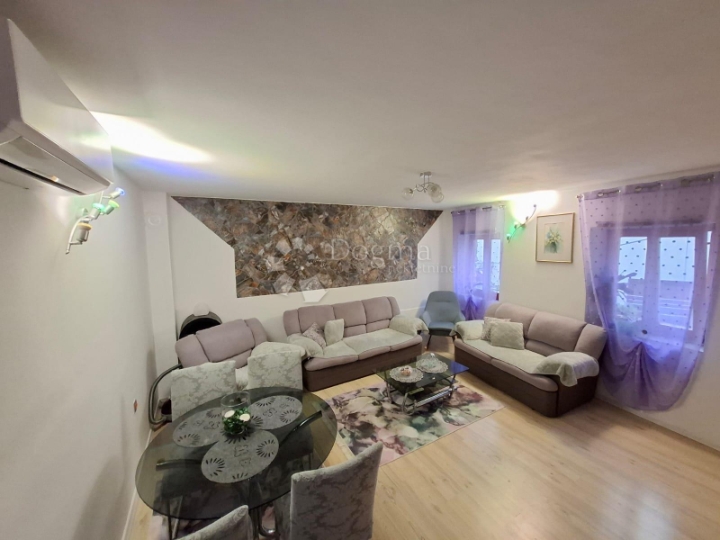 Buje - renovirana kamena kuća u starogradskoj jezgri 4S+DB