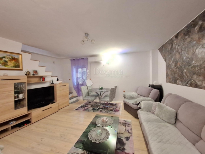 Buje - renovirana kamena kuća u starogradskoj jezgri 4S+DB