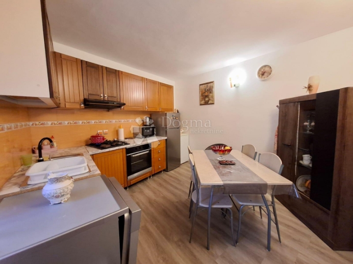 Buje - renovirana kamena kuća u starogradskoj jezgri 4S+DB