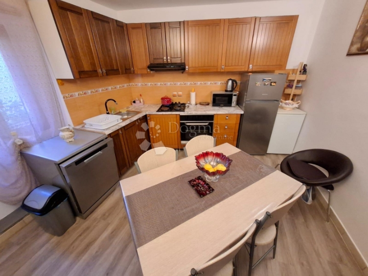 Buje - renovirana kamena kuća u starogradskoj jezgri 4S+DB