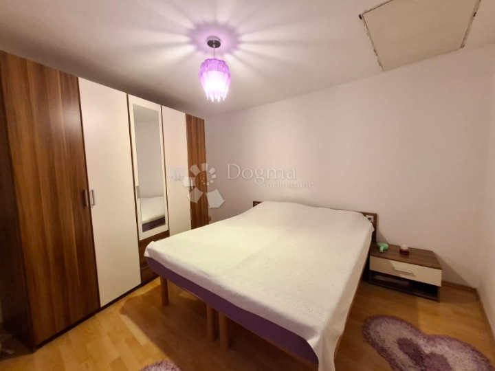 Buje - renovirana kamena kuća u starogradskoj jezgri 4S+DB