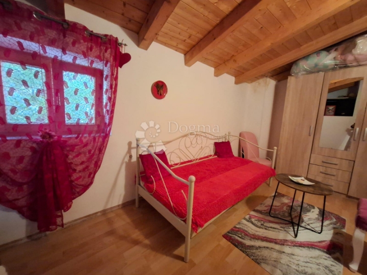 Buje - renovirana kamena kuća u starogradskoj jezgri 4S+DB