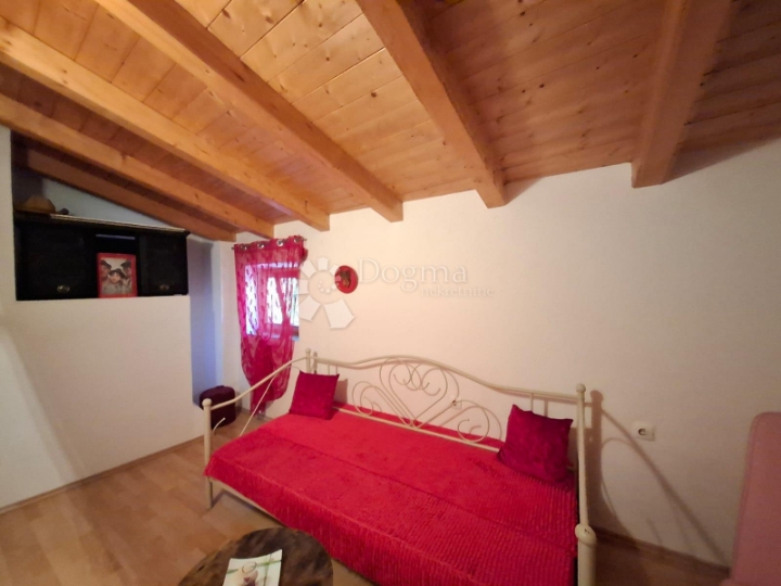 Buje - renovirana kamena kuća u starogradskoj jezgri 4S+DB