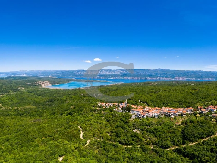 Krk, Dobrinj, građevinski teren, samo u Consensusu!