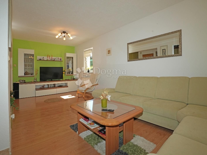 Poreč - obiteljska kuća 4 spavaće sobe, garsonijera i konobom