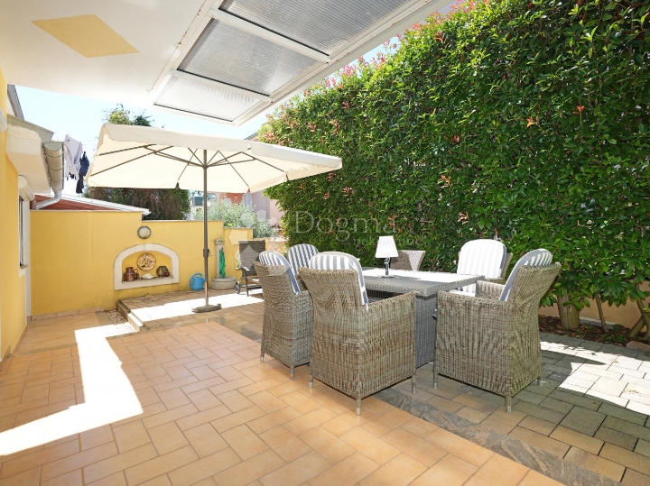 Poreč - obiteljska kuća 4 spavaće sobe, garsonijera i konobom