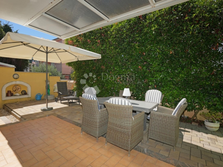 Poreč - obiteljska kuća 4 spavaće sobe, garsonijera i konobom