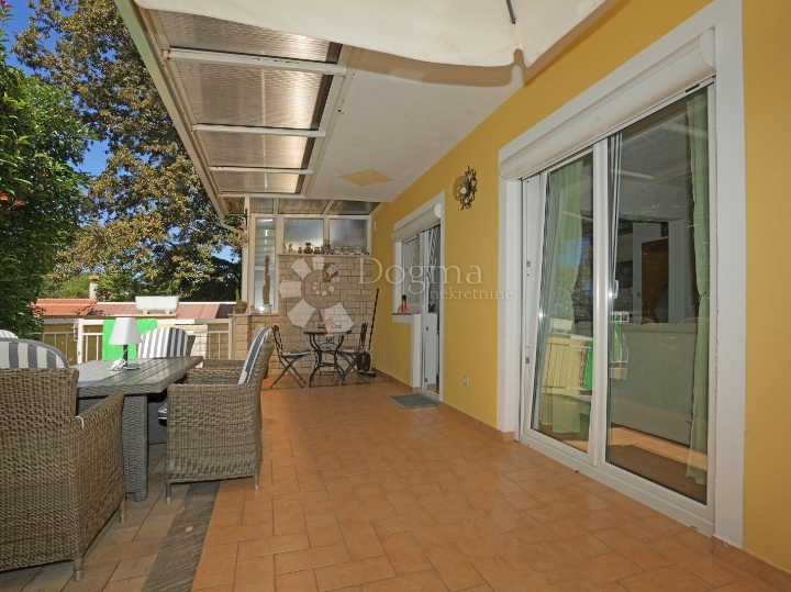 Poreč - obiteljska kuća 4 spavaće sobe, garsonijera i konobom