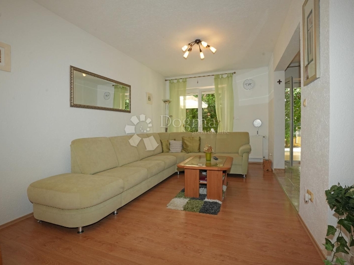 Poreč - obiteljska kuća 4 spavaće sobe, garsonijera i konobom