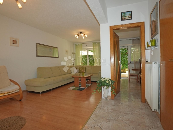 Poreč - obiteljska kuća 4 spavaće sobe, garsonijera i konobom