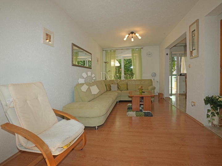 Poreč - obiteljska kuća 4 spavaće sobe, garsonijera i konobom