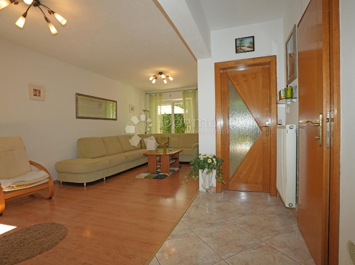 Poreč - obiteljska kuća 4 spavaće sobe, garsonijera i konobom