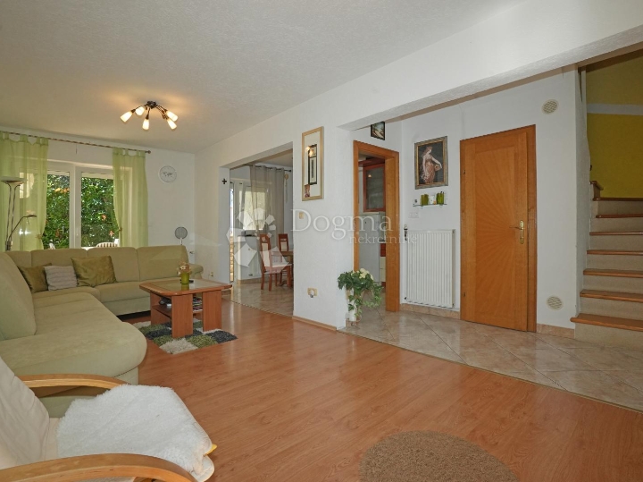 Poreč - obiteljska kuća 4 spavaće sobe, garsonijera i konobom