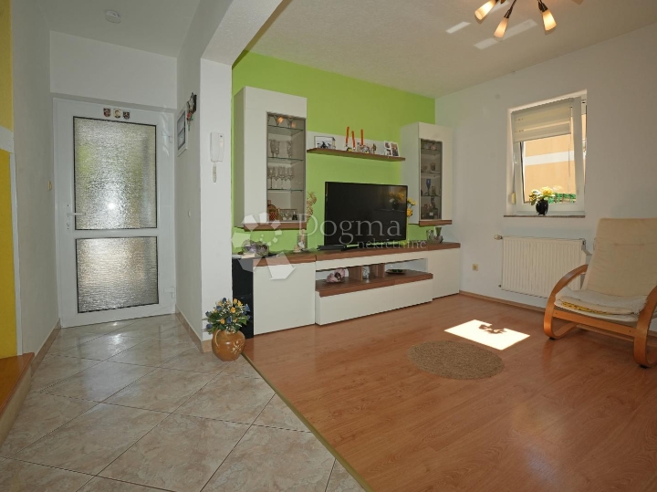 Poreč - obiteljska kuća 4 spavaće sobe, garsonijera i konobom