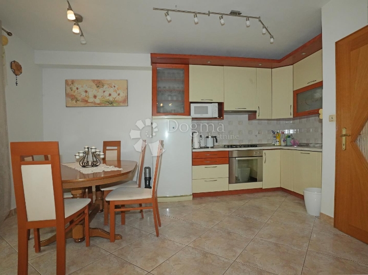 Poreč - obiteljska kuća 4 spavaće sobe, garsonijera i konobom