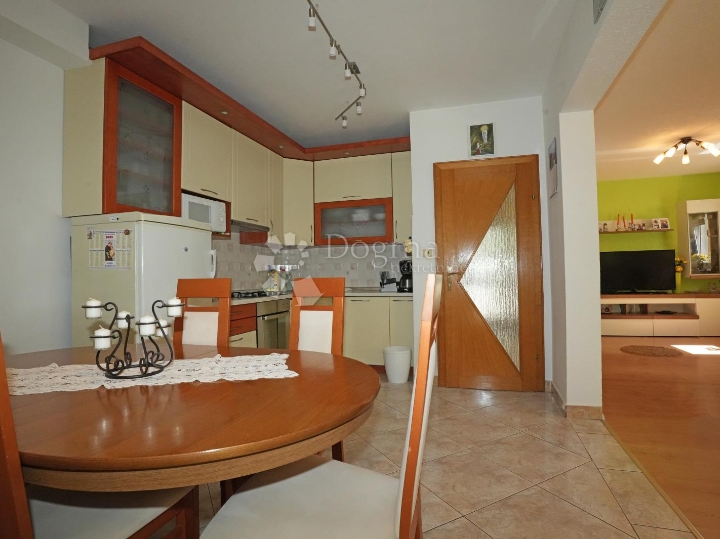 Poreč - obiteljska kuća 4 spavaće sobe, garsonijera i konobom