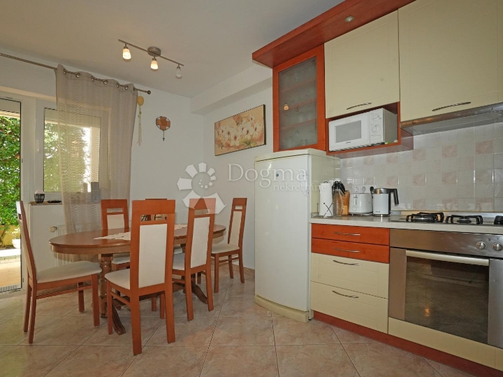 Poreč - obiteljska kuća 4 spavaće sobe, garsonijera i konobom