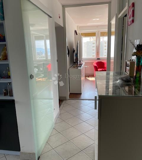 Kozala, četverosobni stan s tri balkona i pogledom na more