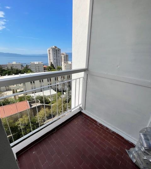 Kozala, četverosobni stan s tri balkona i pogledom na more