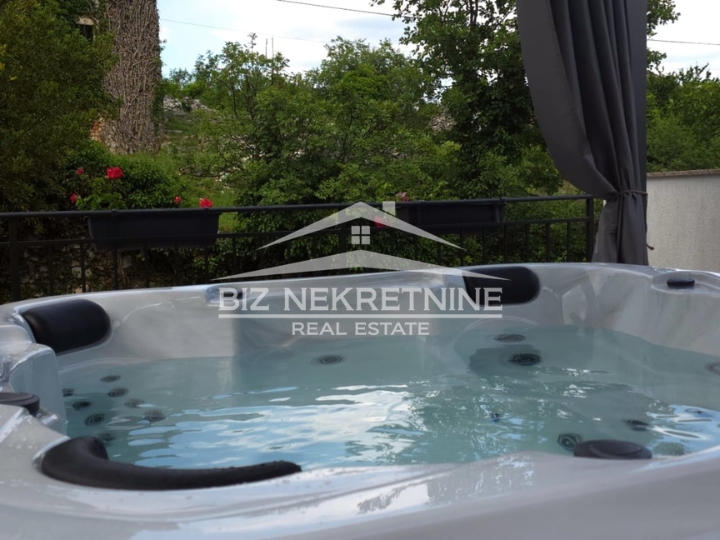 Brseč-Golovik, uhodana kuća za najam 132m2