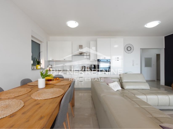 Matulji - 3S+DB, 2 parkirna mjesta + dvorište