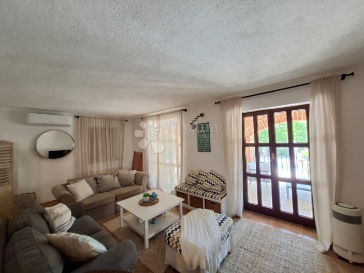 Višnjan - kamena vila s prostranom okućnicom