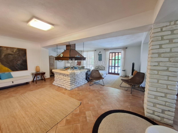 Višnjan - kamena vila s prostranom okućnicom