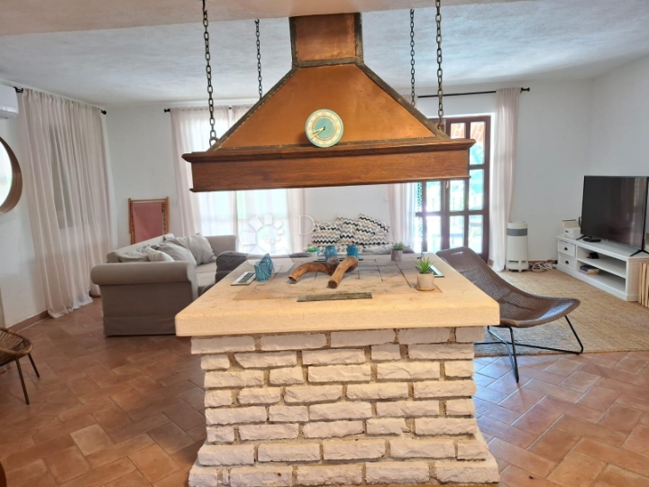 Višnjan - kamena vila s prostranom okućnicom