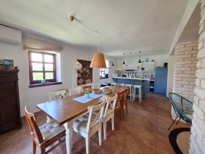 Višnjan - kamena vila s prostranom okućnicom