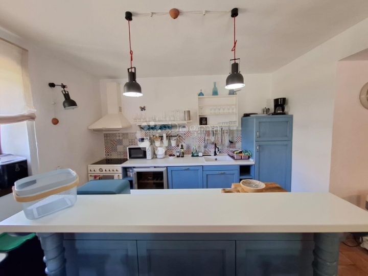 Višnjan - kamena vila s prostranom okućnicom