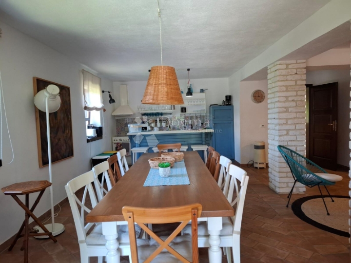 Višnjan - kamena vila s prostranom okućnicom