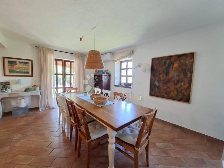 Višnjan - kamena vila s prostranom okućnicom