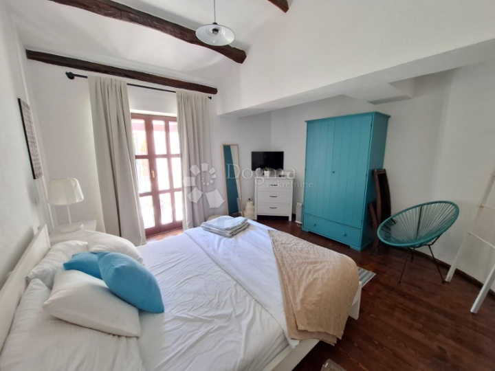 Višnjan - kamena vila s prostranom okućnicom