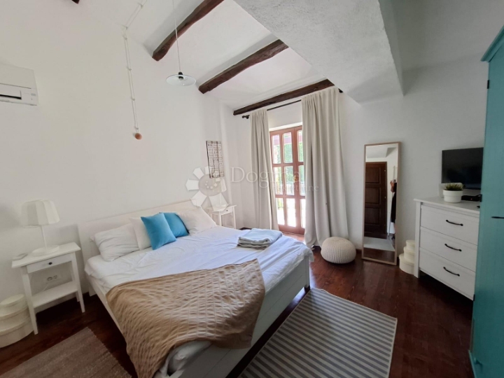 Višnjan - kamena vila s prostranom okućnicom