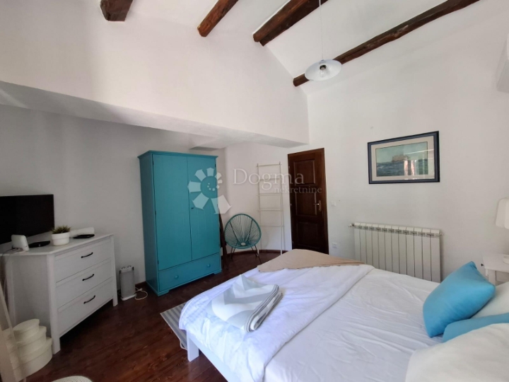 Višnjan - kamena vila s prostranom okućnicom