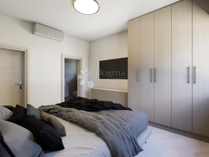 Građ. zemljište s Građ. dozvolom za obiteljsku kuću i bazen